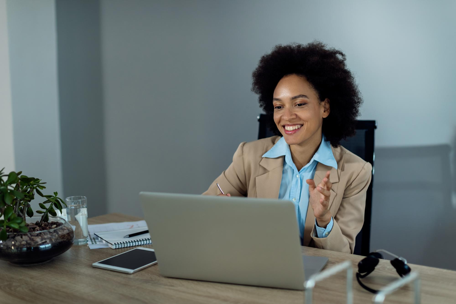 Profissional trabalhando com produtividade no notebook